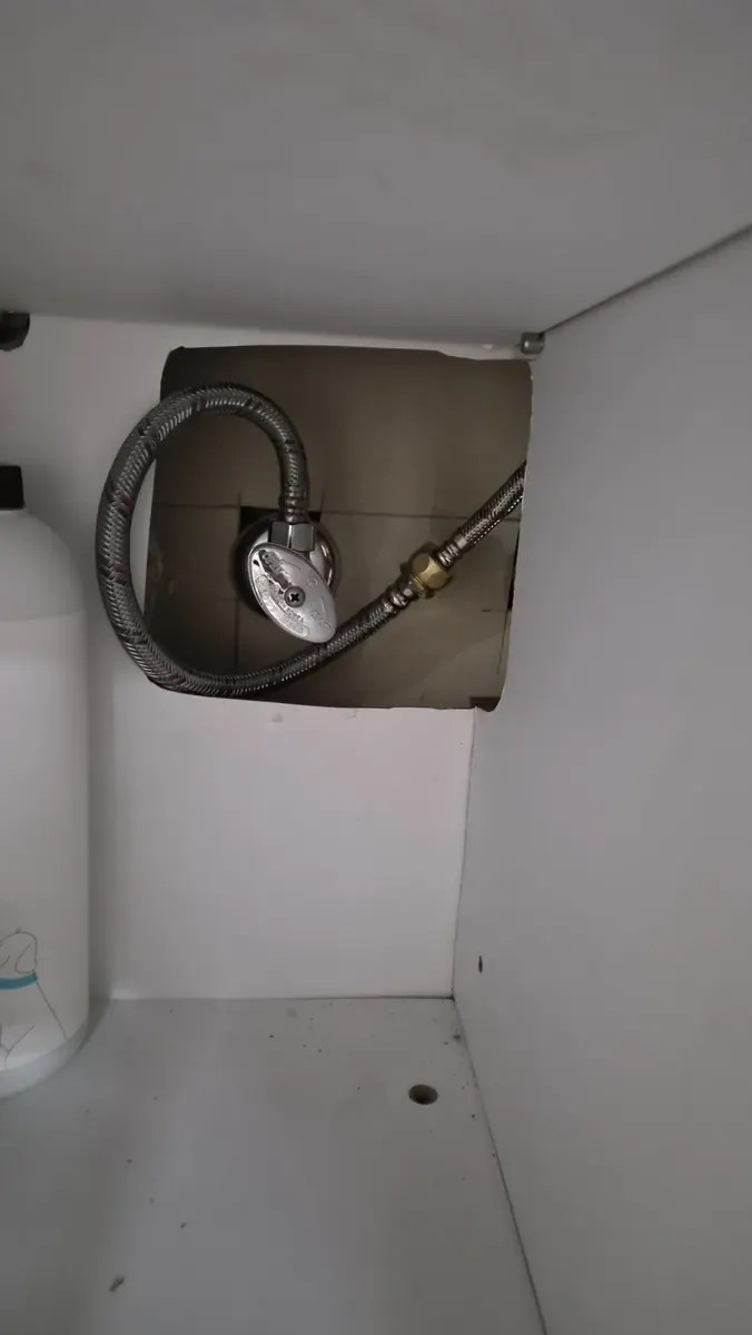 싱크대 수전 분리 — 앵글밸브에 새 급수 호스를 연결한 모습